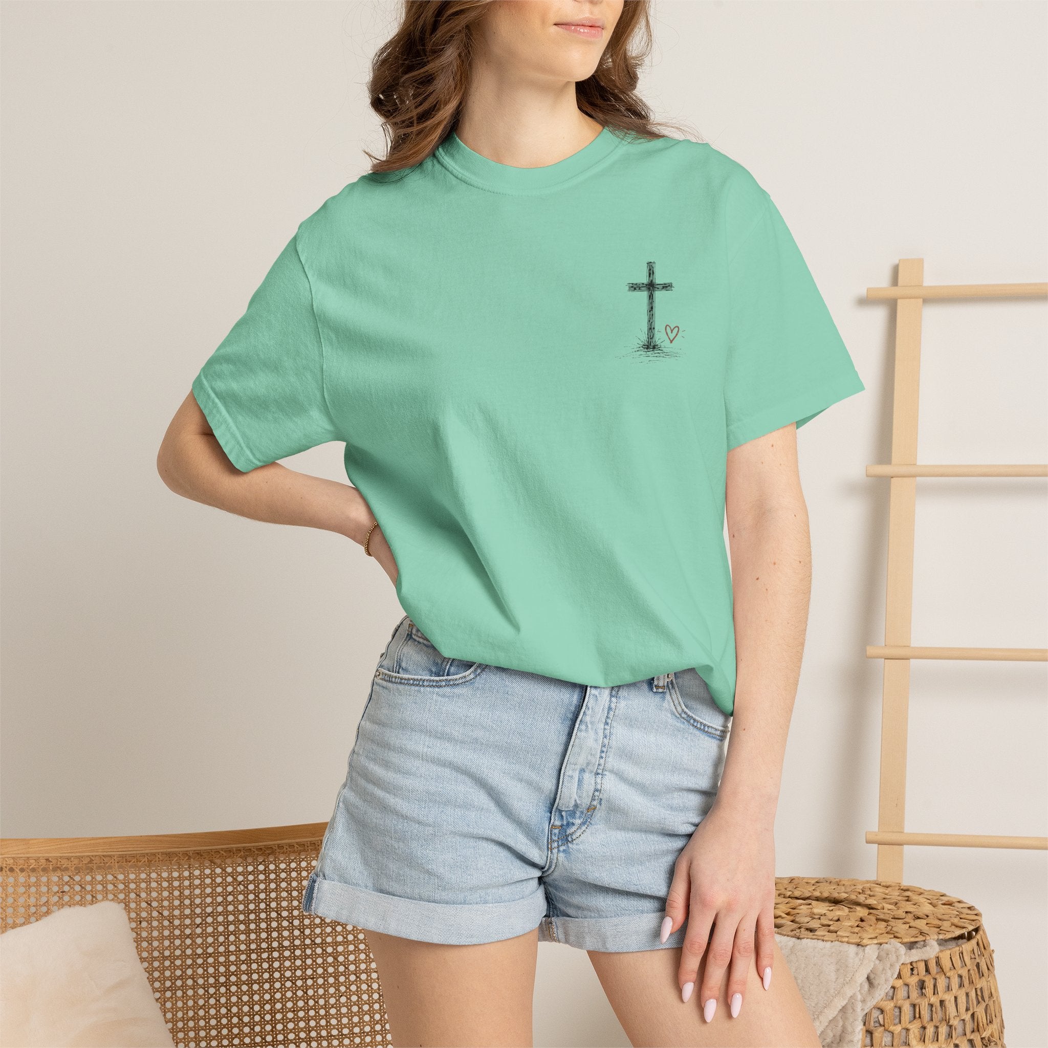 Christian Grateful Tee — "Grateful" Faith Graphic T-Shirt